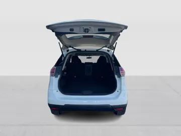 2016 Nissan Rogue - image 12