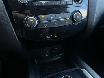 2016 Nissan Rogue - image 18