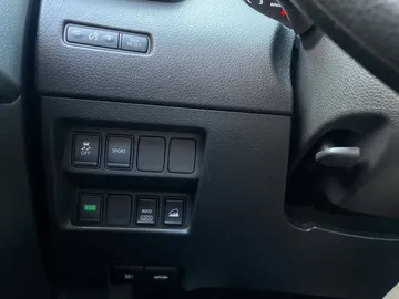 2016 Nissan Rogue - image 26