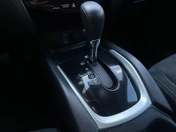 2016 Nissan Rogue - image 24