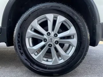 2016 Nissan Rogue - image 6