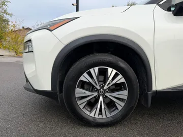 2021 Nissan Rogue - image 8