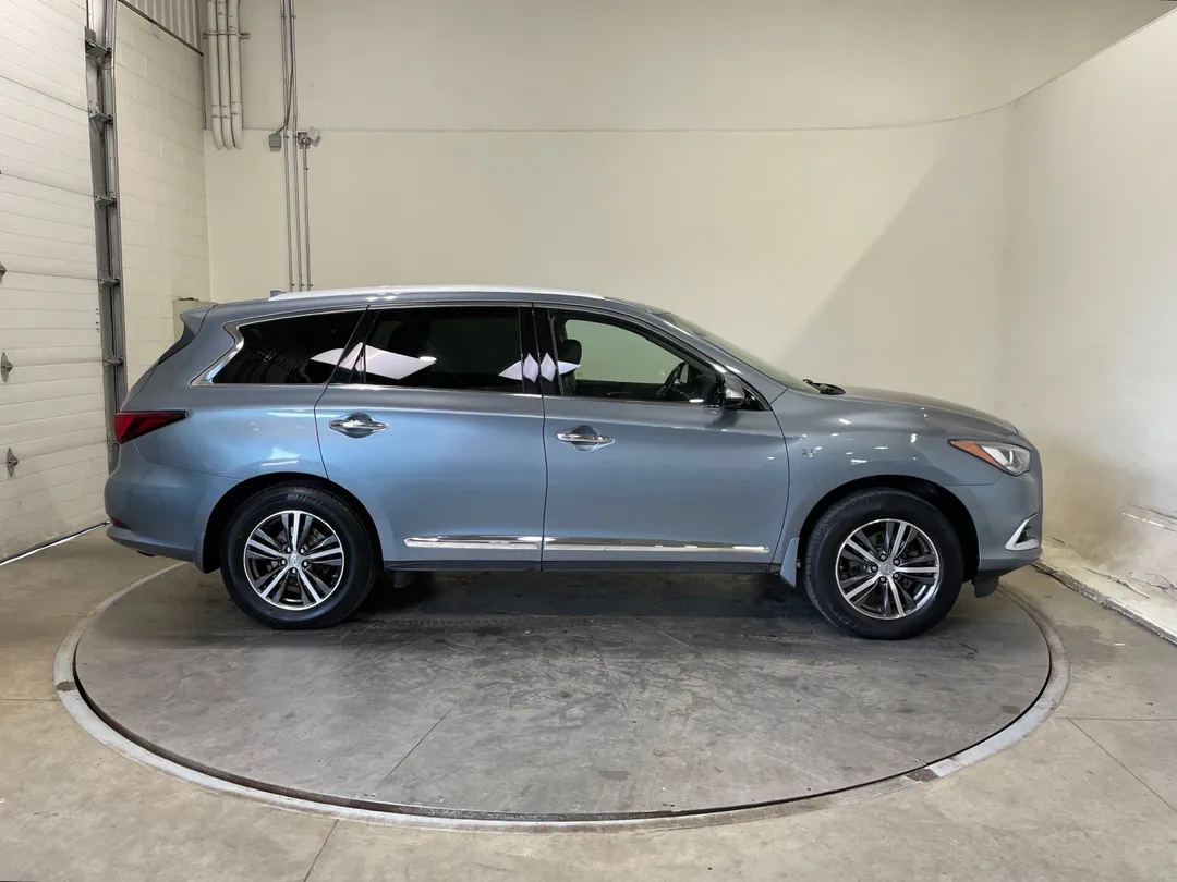 2017 INFINITI QX60 — photo 2