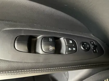 2020 Nissan Pathfinder - image 24