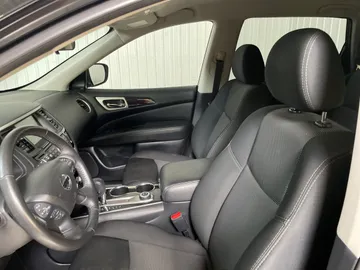 2020 Nissan Pathfinder - image 3