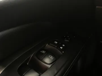 2020 Nissan Pathfinder - image 24