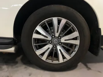 2020 Nissan Pathfinder - image 17