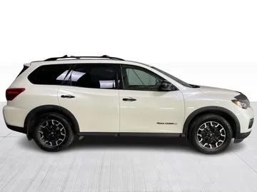 2020 Nissan Pathfinder - image 2