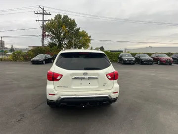 2020 Nissan Pathfinder - image 6
