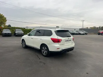 2020 Nissan Pathfinder - image 7