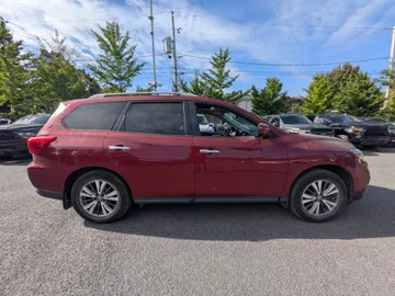 2020 Nissan Pathfinder - image 4