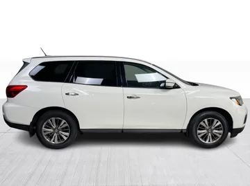 2018 Nissan Pathfinder - image 2