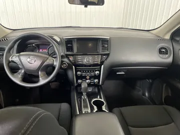 2018 Nissan Pathfinder - image 4