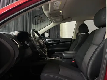 2018 Nissan Pathfinder - image 3