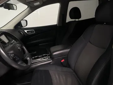 2018 Nissan Pathfinder - image 3