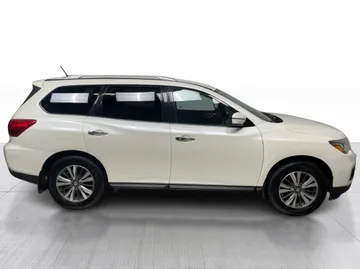 2018 Nissan Pathfinder - image 2