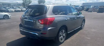 2018 Nissan Pathfinder - image 3