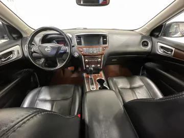 2019 Nissan Pathfinder - image 4