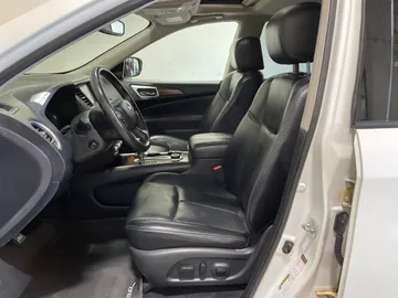 2019 Nissan Pathfinder - image 3