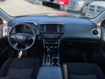 2018 Nissan Pathfinder - image 4