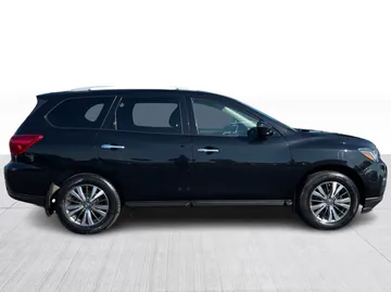 2018 Nissan Pathfinder - image 2