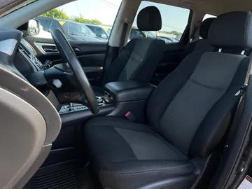 2018 Nissan Pathfinder - image 3