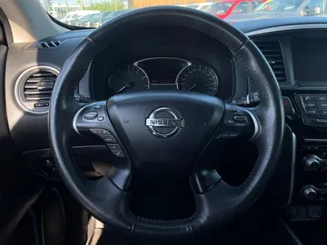 2018 Nissan Pathfinder - image 16