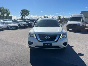 2018 Nissan Pathfinder - image 2