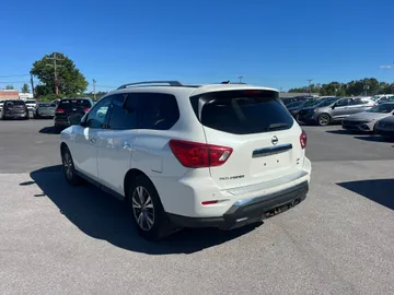 2018 Nissan Pathfinder - image 6