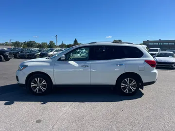 2018 Nissan Pathfinder - image 4