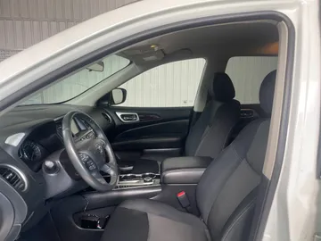 2018 Nissan Pathfinder - image 3