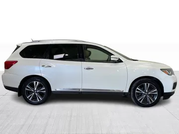 2018 Nissan Pathfinder - image 2