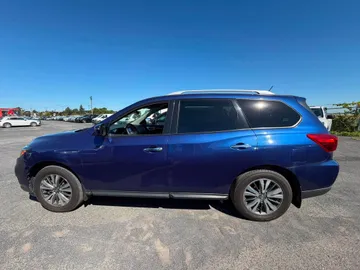 2018 Nissan Pathfinder - image 4