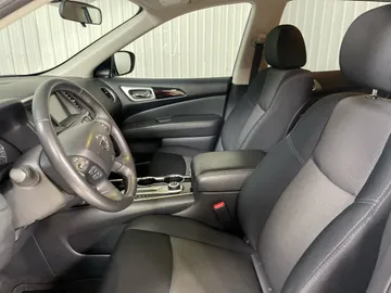 2018 Nissan Pathfinder - image 3
