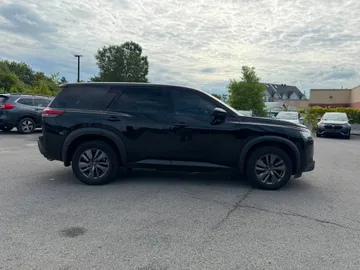 2022 Nissan Pathfinder - image 6