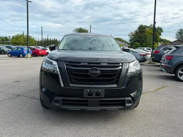 2022 Nissan Pathfinder - image 2