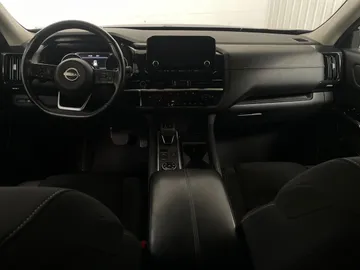 2022 Nissan Pathfinder - image 4