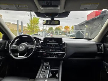 2022 Nissan Pathfinder - image 9