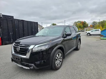 2022 Nissan Pathfinder - image 3