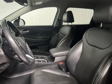 2019 Hyundai Santa Fe - image 3