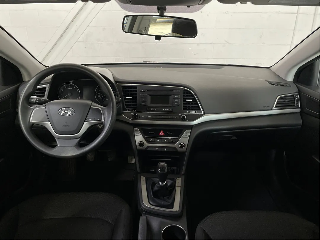 2017 Hyundai Elantra — photo 4