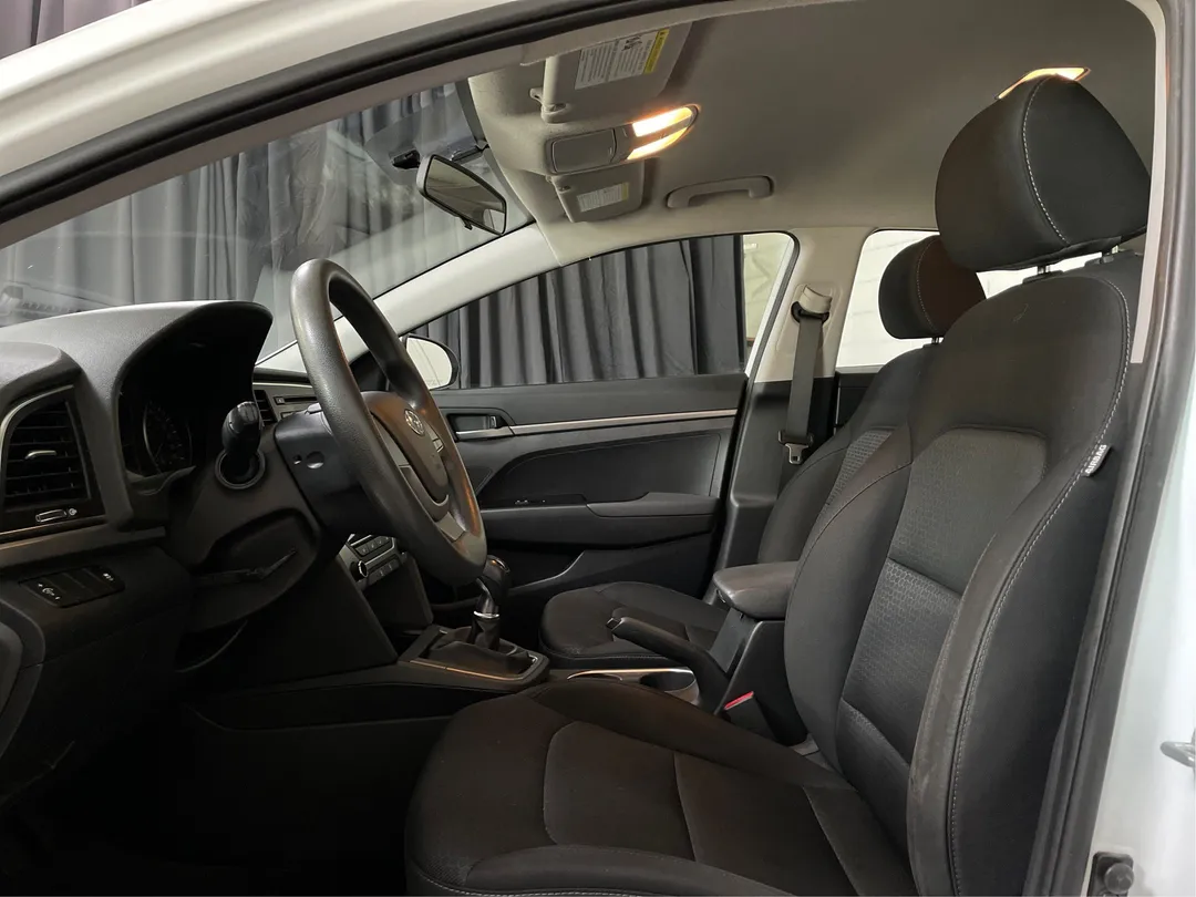2017 Hyundai Elantra — photo 3