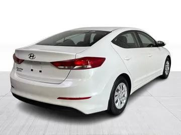 2017 Hyundai Elantra - image 12