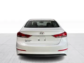 2017 Hyundai Elantra - image 10