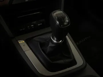 2017 Hyundai Elantra - image 20