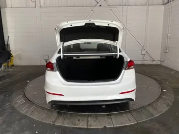 2017 Hyundai Elantra - image 11