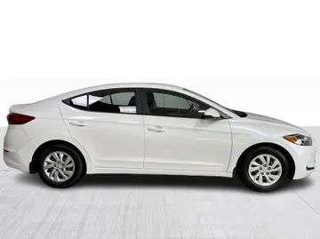 2017 Hyundai Elantra - image 2