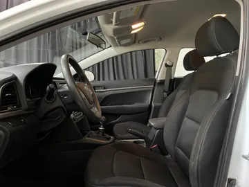 2017 Hyundai Elantra - image 3