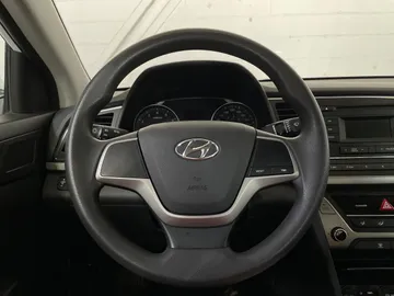 2017 Hyundai Elantra - image 15