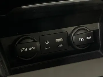 2017 Hyundai Elantra - image 19